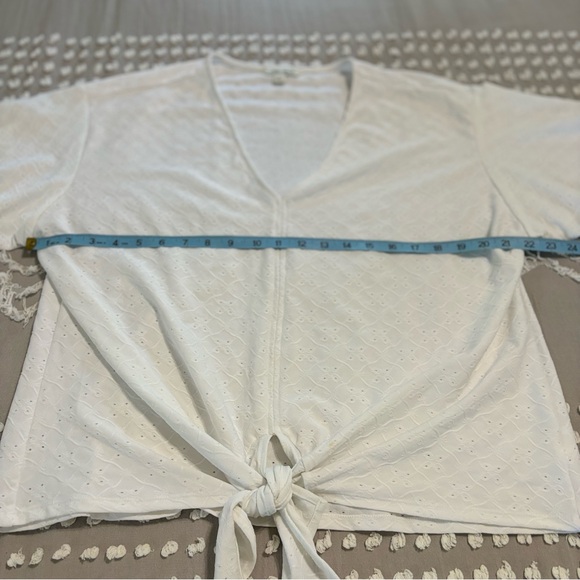 Pioneer Woman Tie Front V-Neck Eyelet Top. Size L - Picture 7 of 7